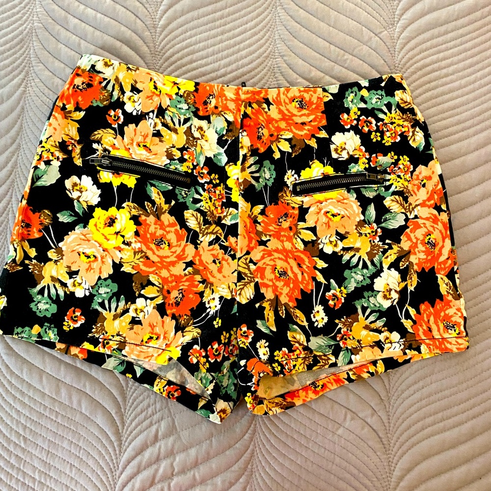 Mine ❤️ floral shorts. Back zip with zipper faux pockets on front. 28” waist.